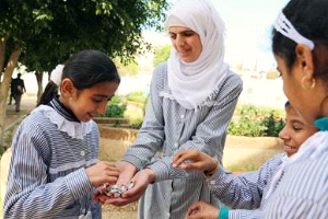 طالبة من ذوي الإعاقة تفوز في مسابقة "الأونروا" لحقوق الإنسان في غزة
